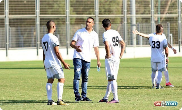 שחקני טבריה יחד עם מאמנם אילן סויסה (עודד חסין)